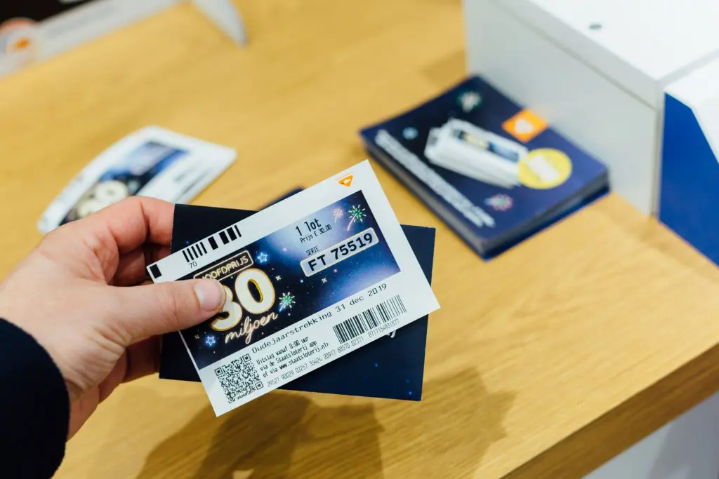 Om een Oudejaarslot te kopen moet je naar de supermarkt, drogisterij, of het tankstation.